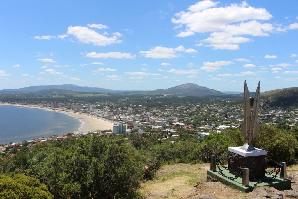 Lugares para conhecer em Piriápolis: Vista do Cerro San Antonio e Virgem de Los Alpinos (obra em metal), Piriápolis, Uruguai