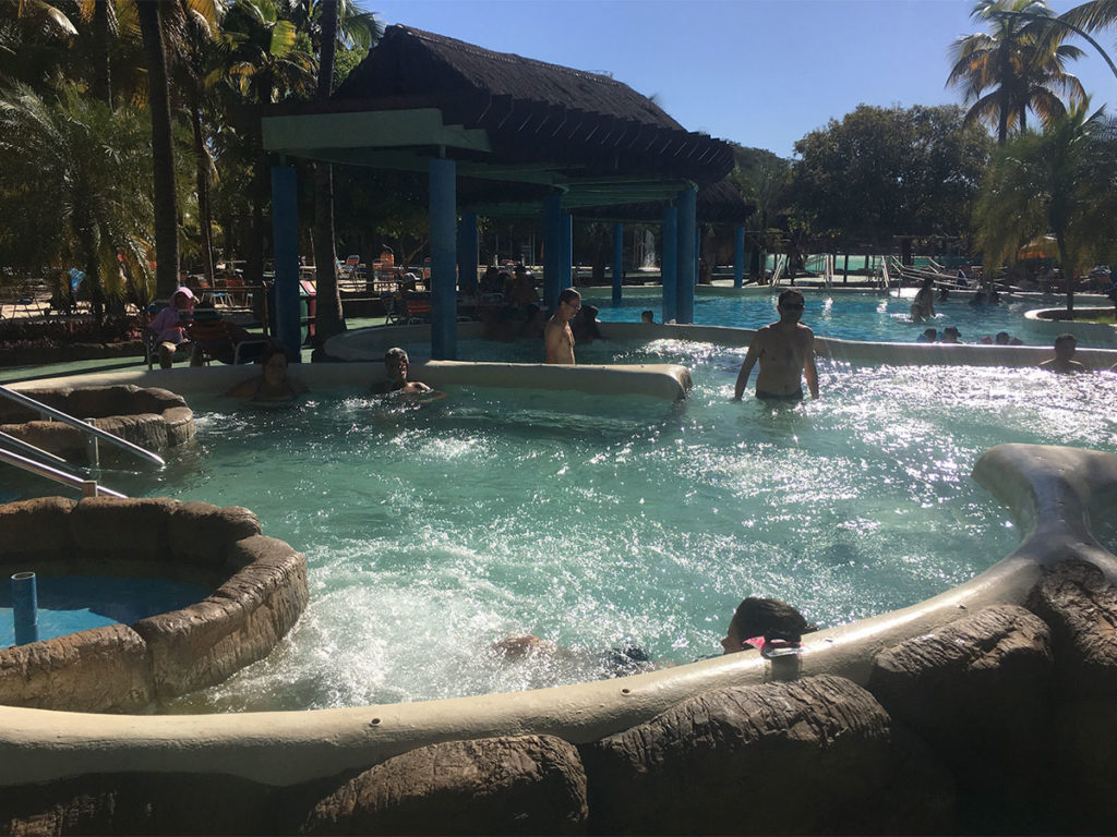 Piscina com água quente no Thermas dos Laranjais