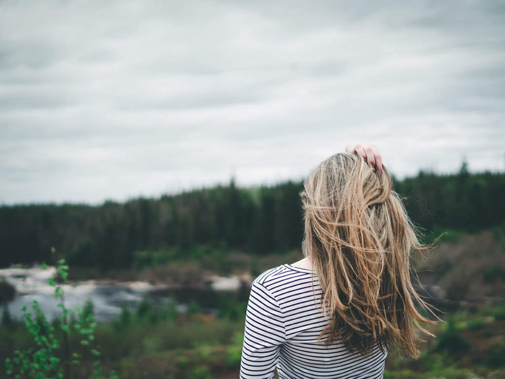 Garota loira de costas em luz difusa em dia nublado - Dicas para tirar fotos melhores nas suas viagens