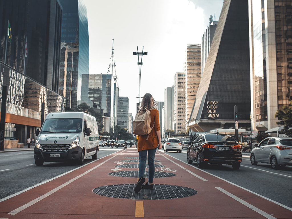Garota na Avenida Paulista, São Paulo - Dicas para tirar fotos melhores nas suas viagens