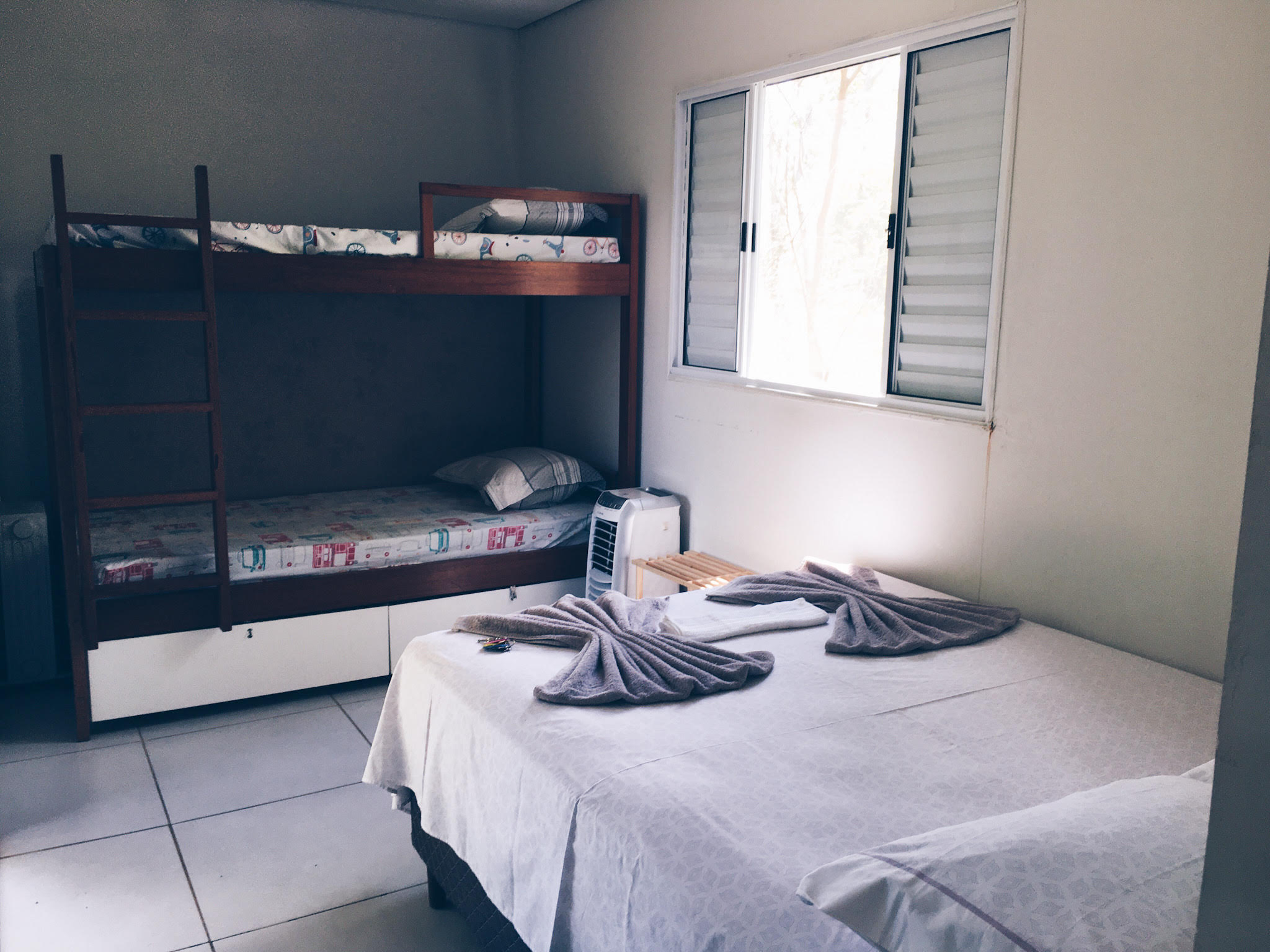 Cama beliche e cama de casal na casa container em Holambra