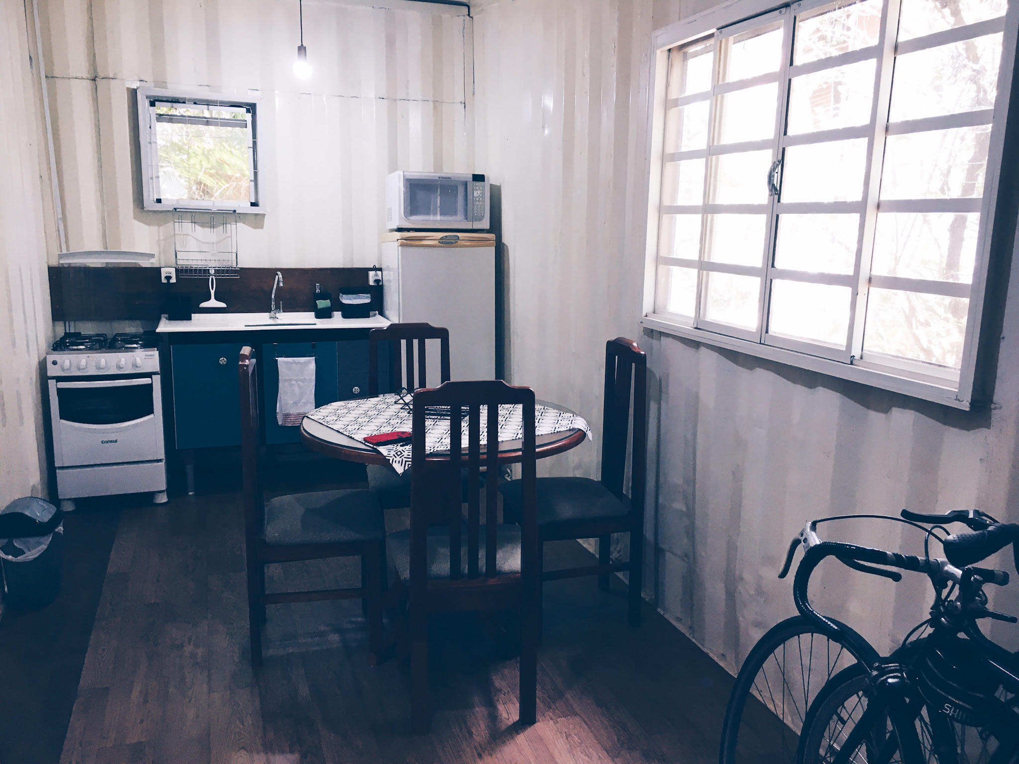 Cozinha simples e equipada na casa container - Airbnb em Holambra
