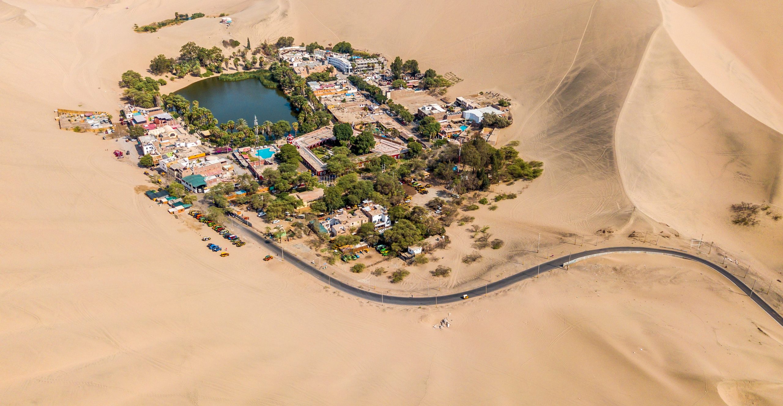 Vista aérea da vila de Huacachina - O que fazer no Peru