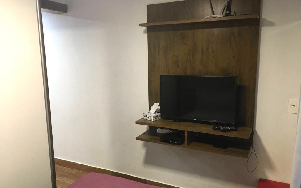 Airbnb em Itapema: quarto de casal com TV e Wi-fi