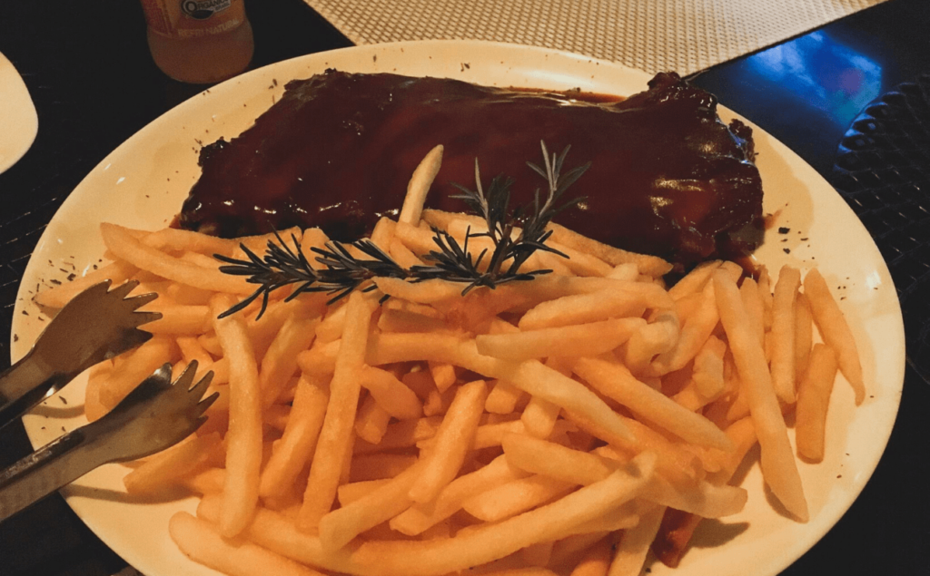 Restaurante Café Pinhão: costelinha ao molho barbecue