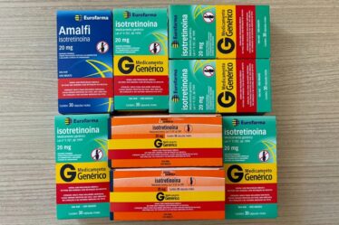 8 caixas de remédio isotretinoína - 8 meses de tratamento